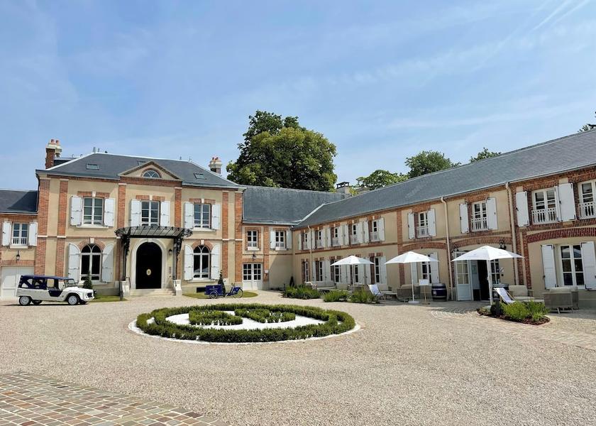 Grand Est Epernay Front of property
