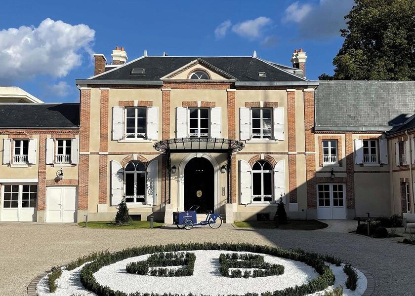 Grand Est Epernay Front of property