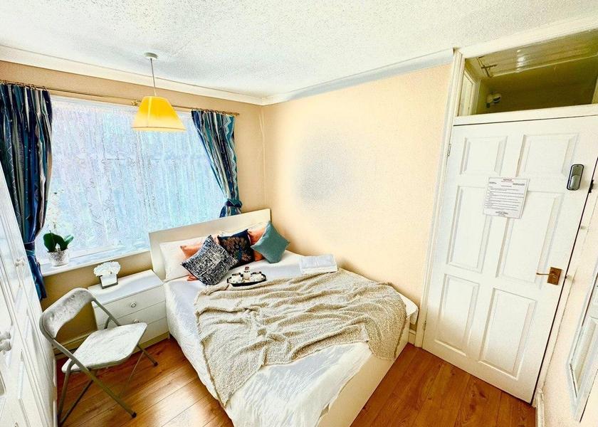 England Enfield Double room-Standard-Shared Bathroom