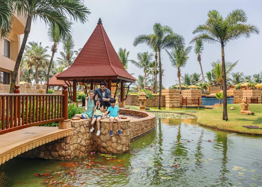 Maharashtra Mumbai Family by JW - Feed The Fish