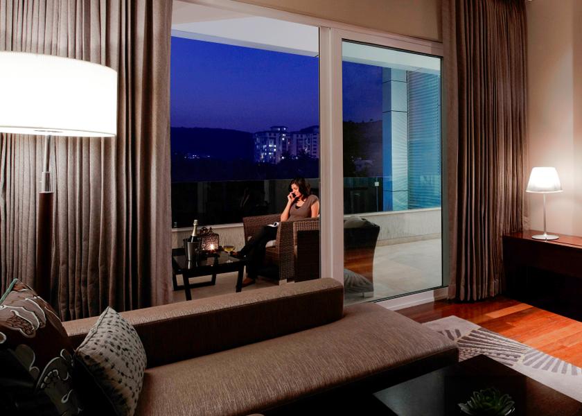 Maharashtra Pune Soho, Executive lounge access, 1 Bedroom Suite, 1 King, Mountain view, Balcony