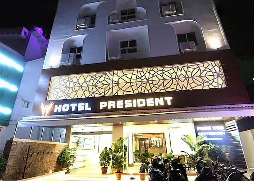 Maharashtra Nagpur Front of property - evening/night