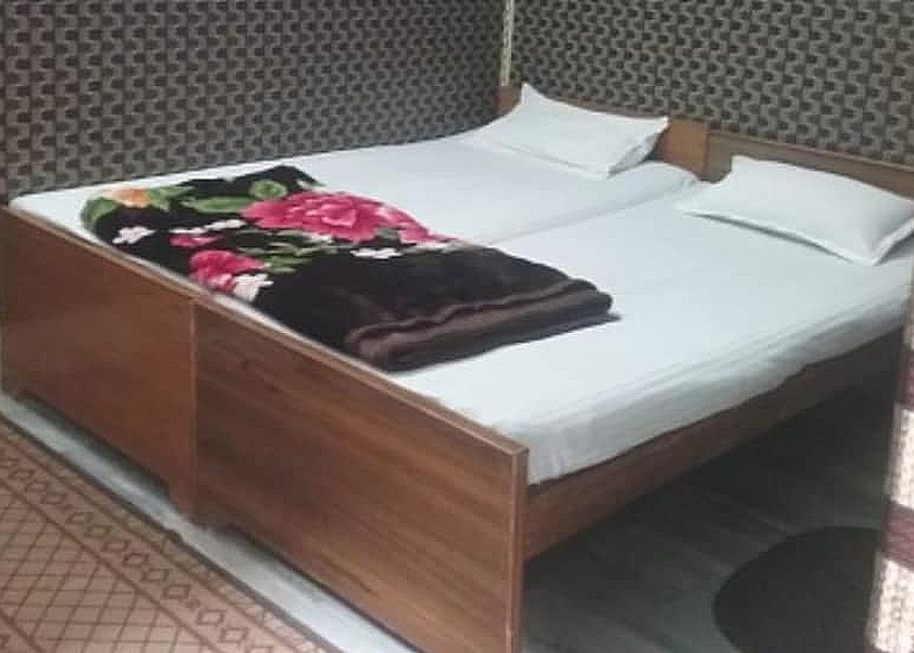 Uttar Pradesh Varanasi Teerth Basic double Room common bathroom