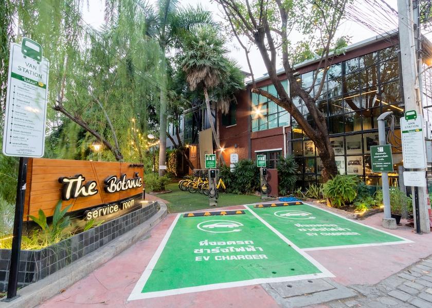 Electric vehicle charging station