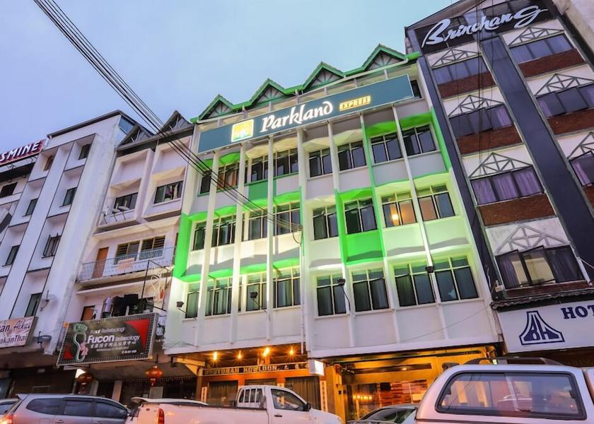 Pahang Brinchang Front of property - evening/night