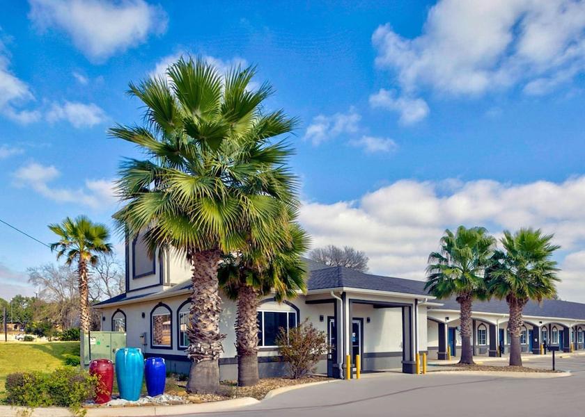 Texas Pleasanton Exterior