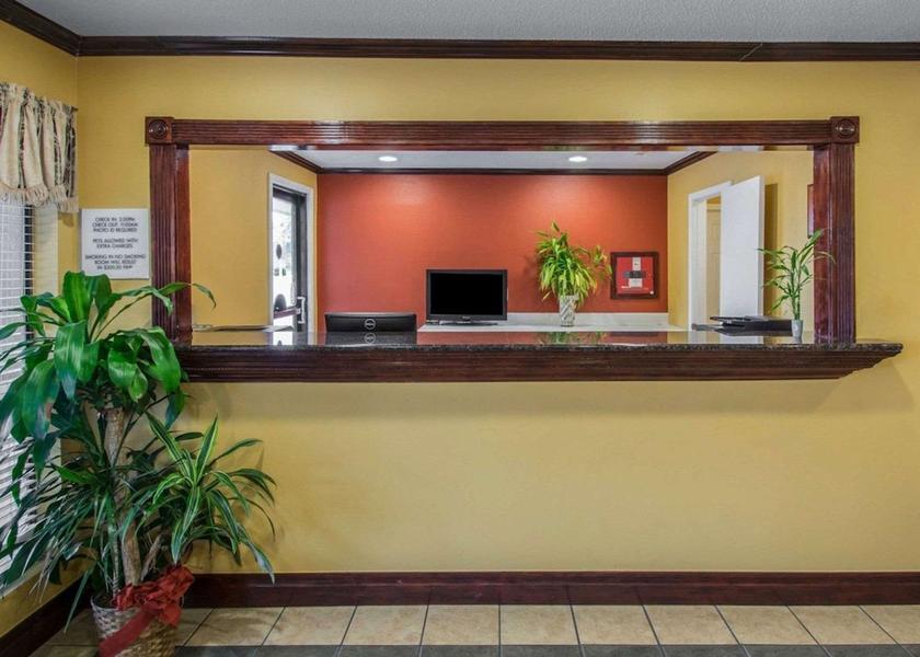 Florida De Funiak Springs Lobby