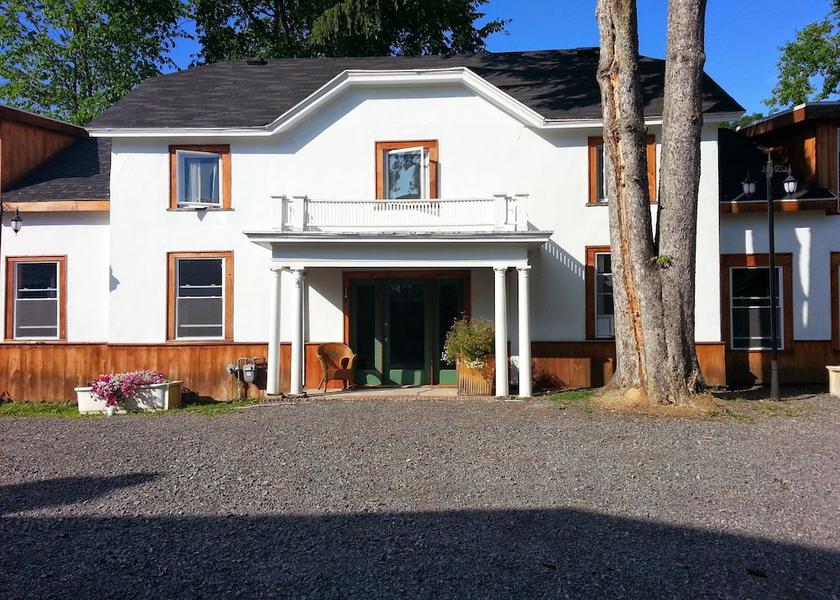 New York Richfield Springs Facade