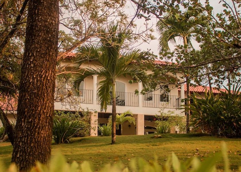 Islas de la Bahia Roatan Exterior Detail