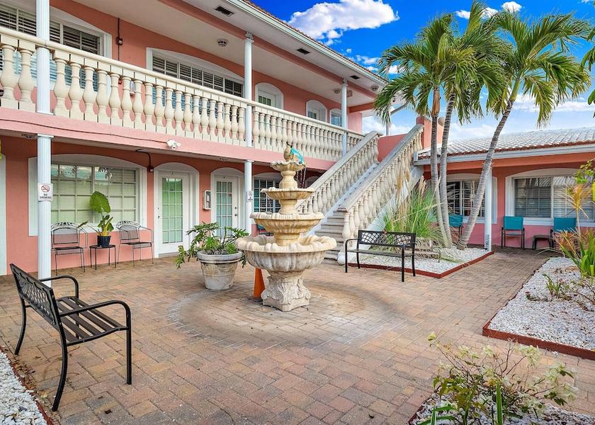 Florida St. Pete Beach Courtyard view
