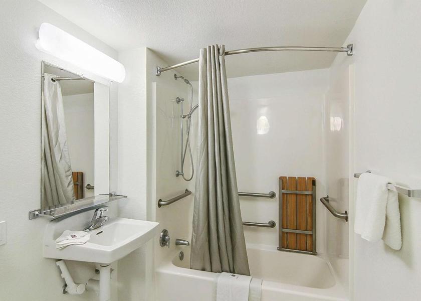 California Buellton Double Room - Disability Access - Roll In Shower