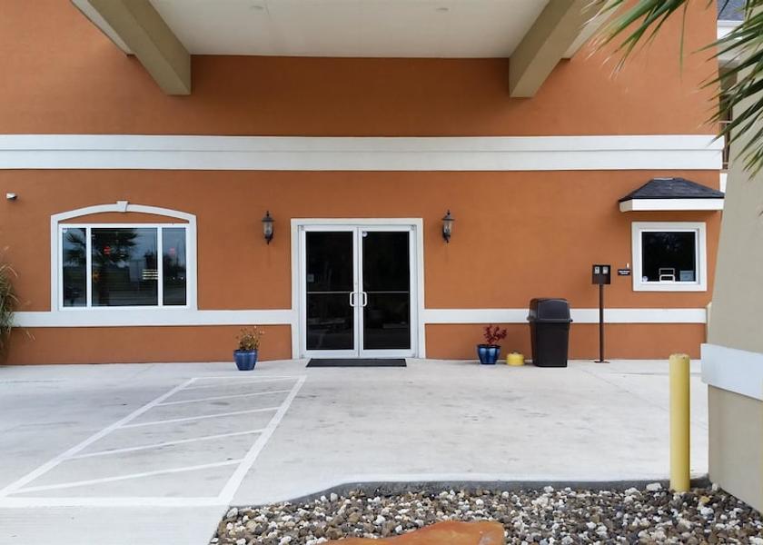 Texas Beeville Facade