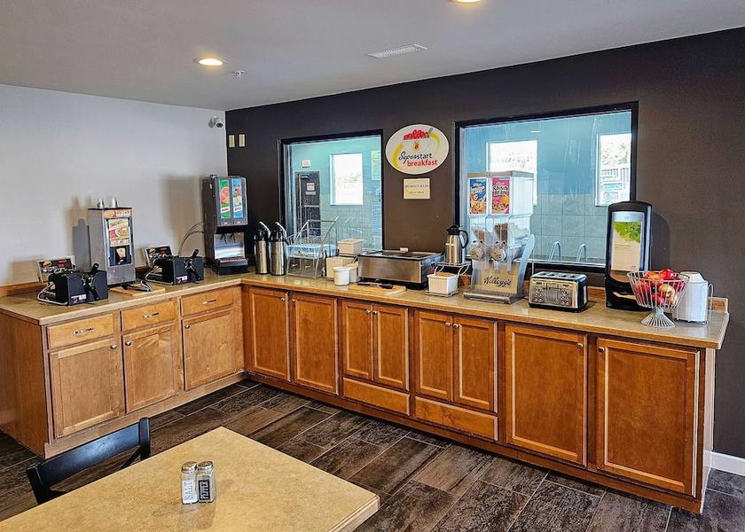 California Cloverdale Breakfast Area