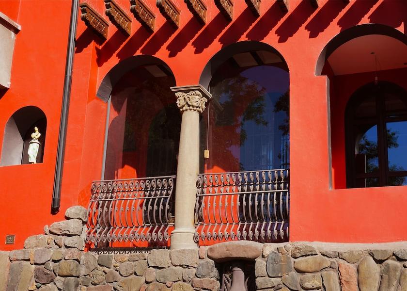 Santiago Santiago Exterior Detail