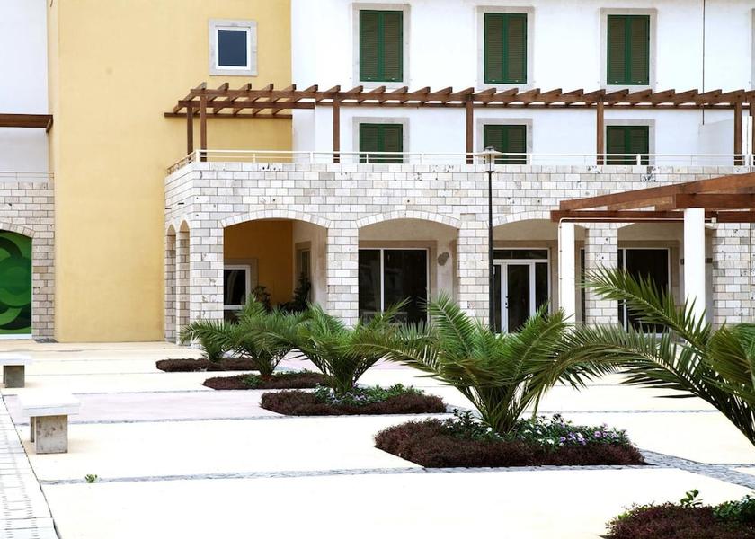  Sal Exterior Detail