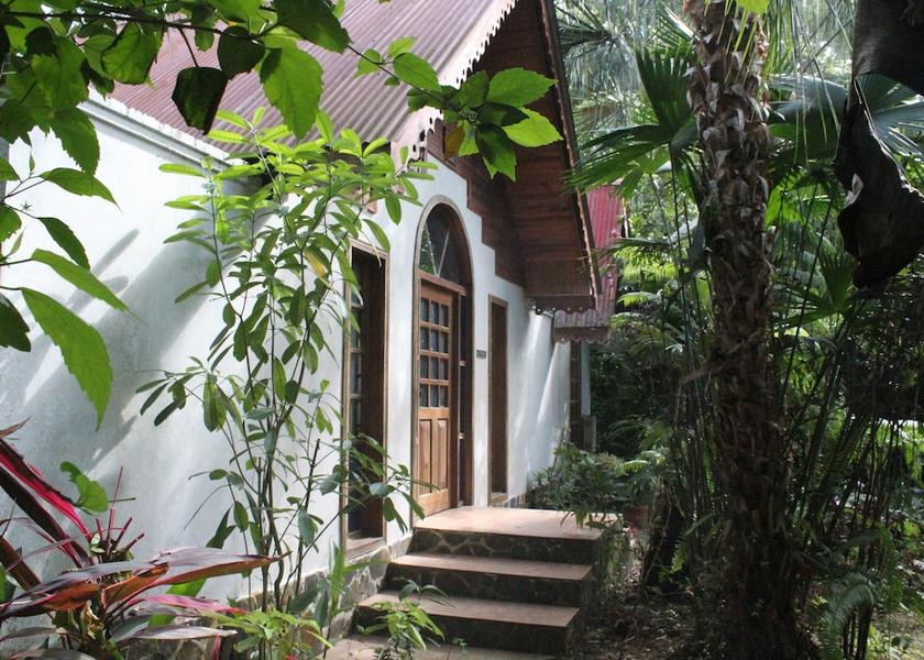 Limon Cahuita Exterior Detail