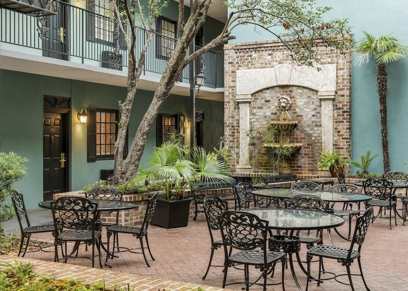 Illinois Charleston Courtyard