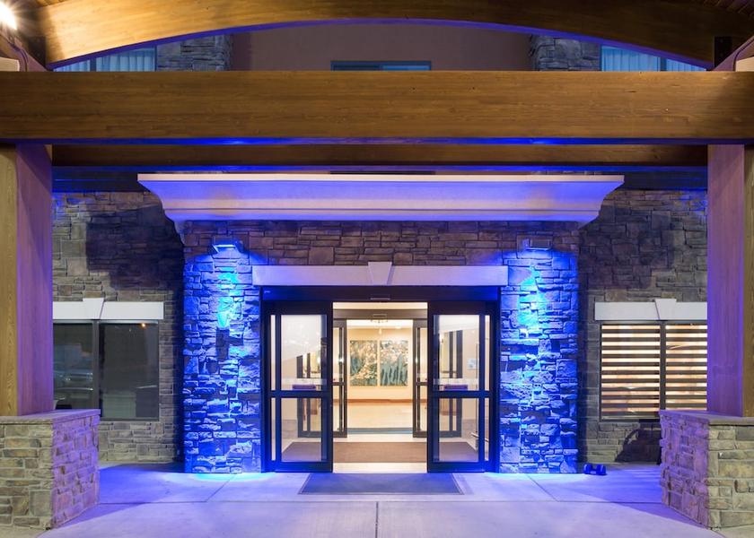 Montana Glendive Exterior Detail