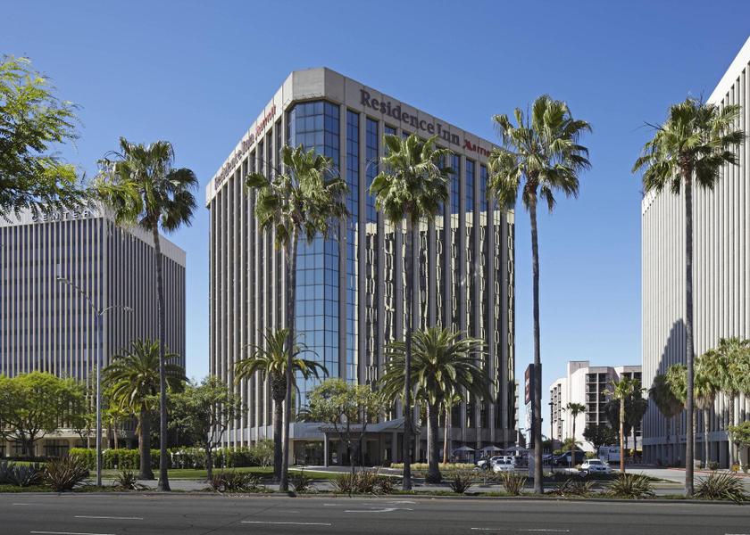 California Los Angeles Hotel Exterior