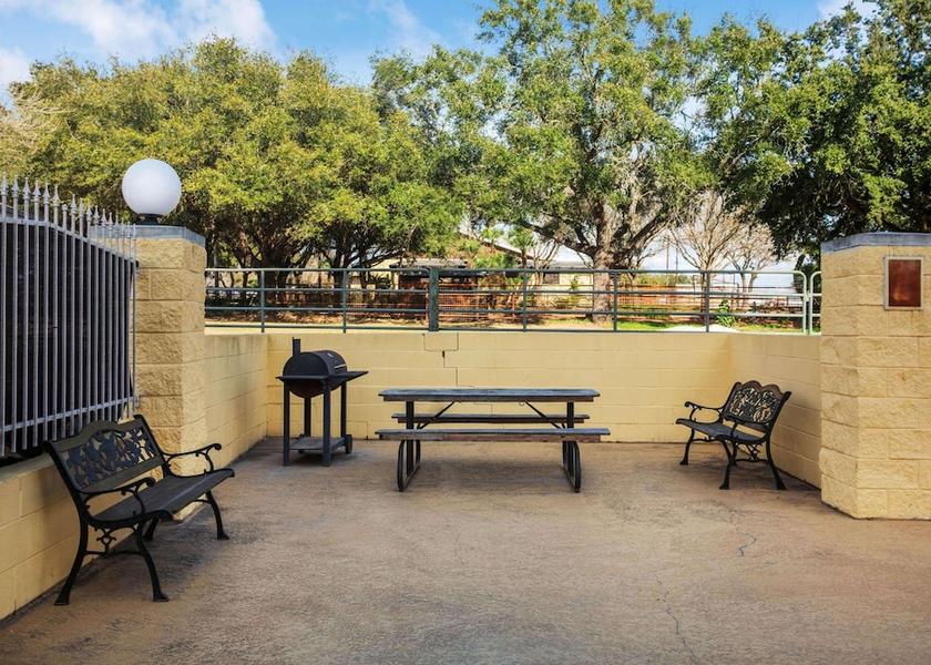 Texas Beeville Courtyard
