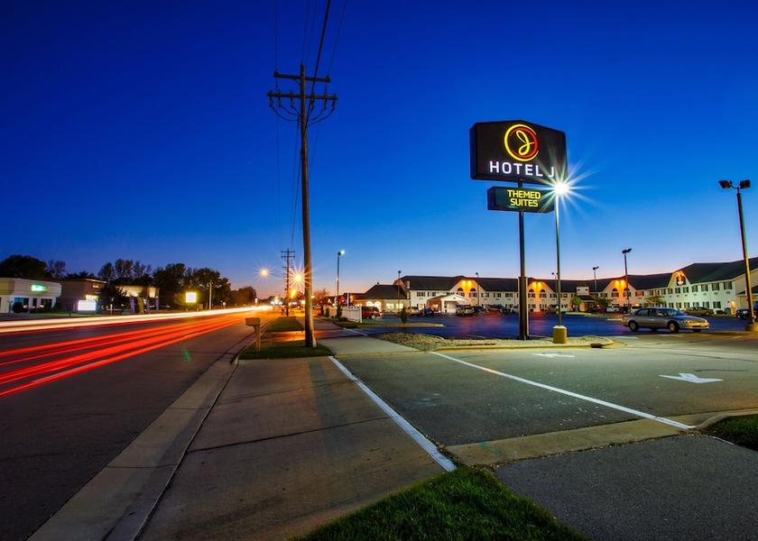 Wisconsin Green Bay Front of property - evening/night