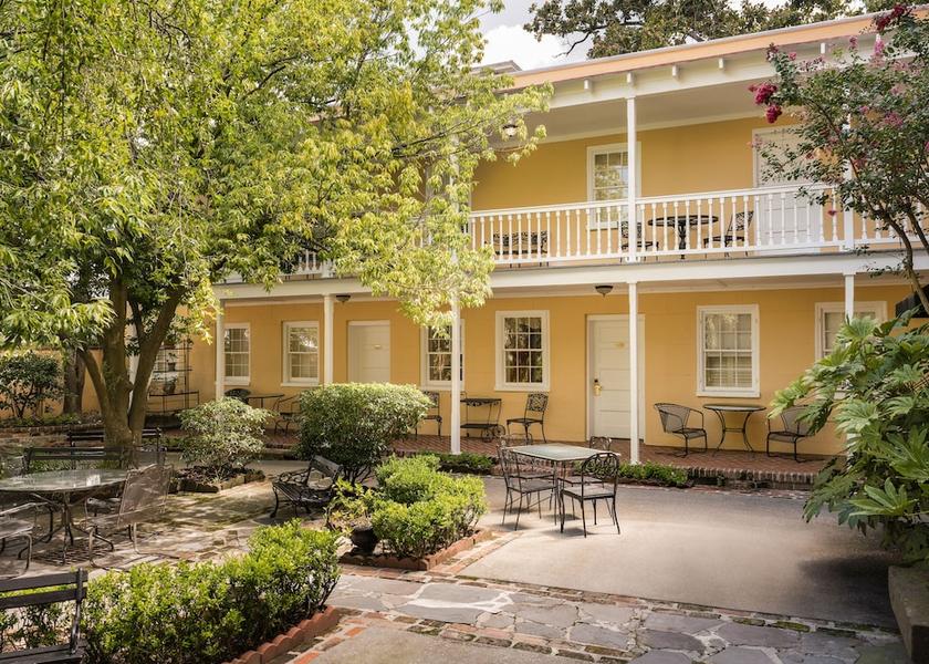 Illinois Charleston Courtyard View