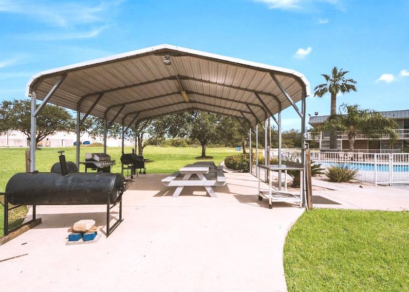 Texas Beeville Facade