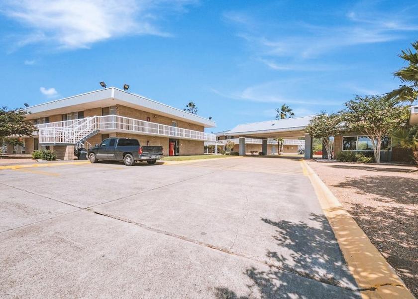 Texas Beeville Facade