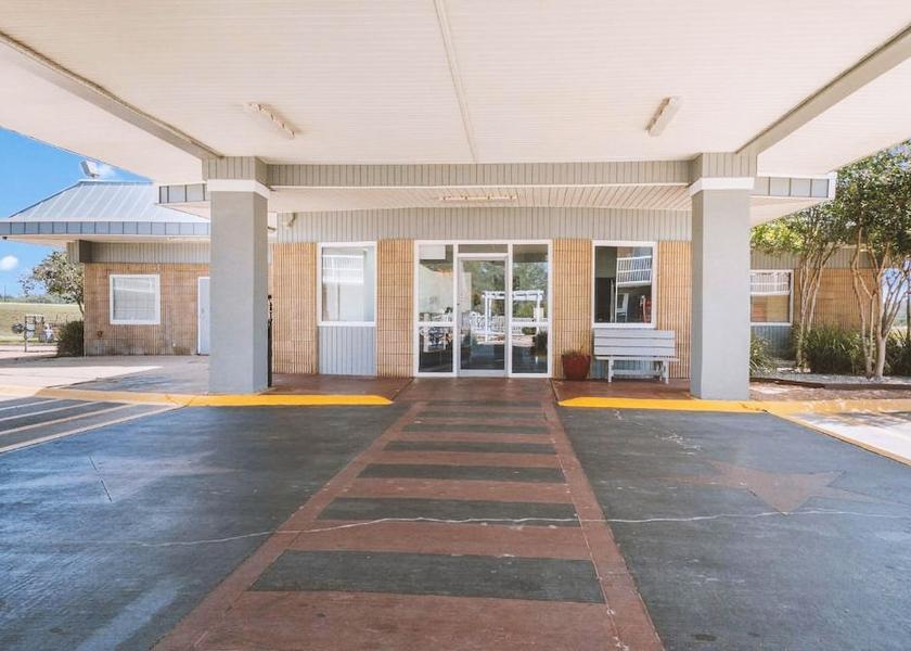 Texas Beeville Facade