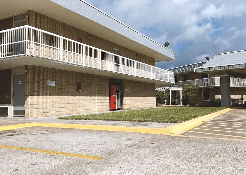 Texas Beeville Facade