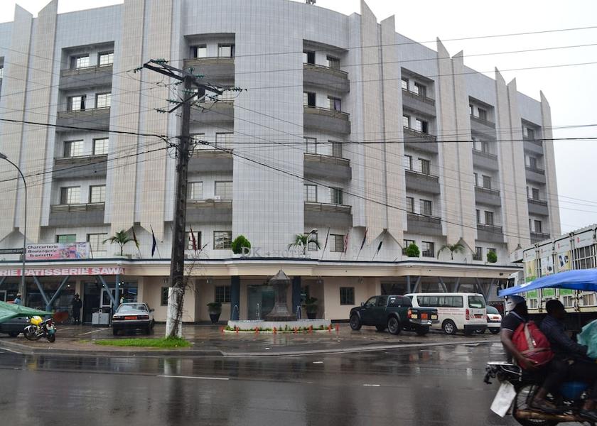 Littoral Bonaberi Front of property