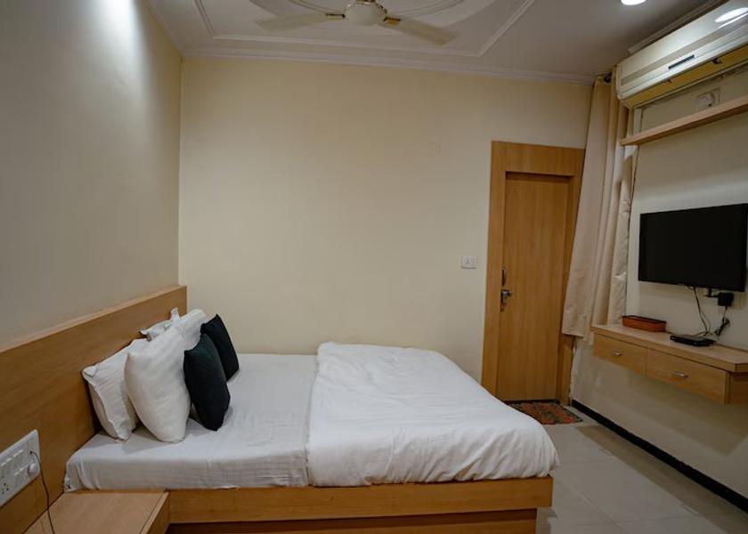 Madhya Pradesh Pachmarhi Ac deluxe room