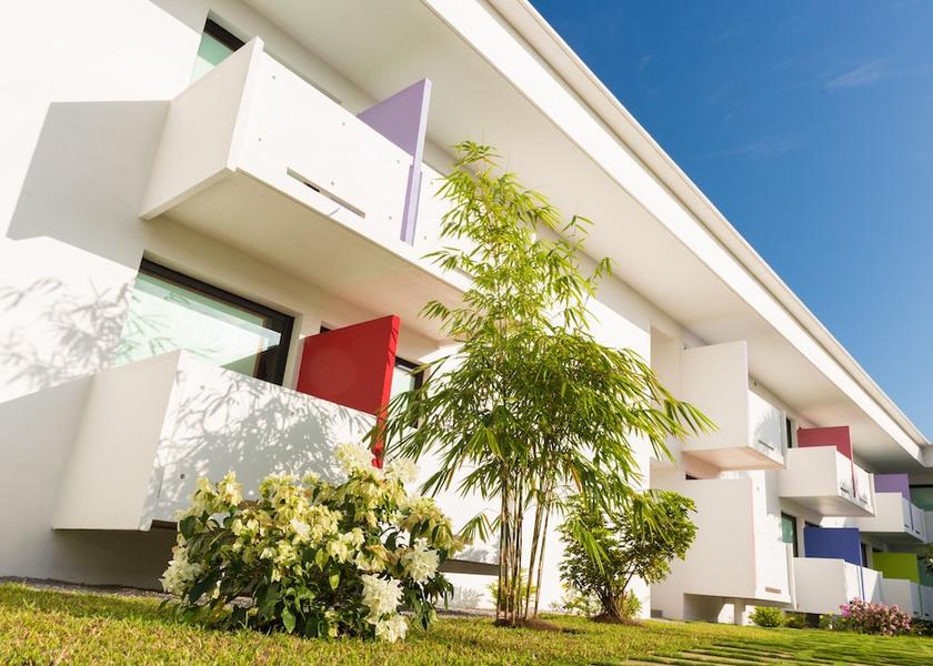  Abidjan Exterior Detail