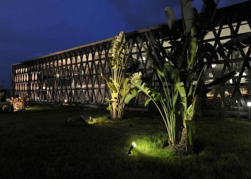  Abidjan Exterior Detail