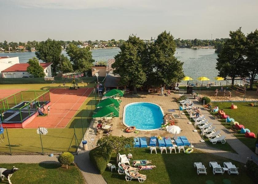  Senec Exterior Detail