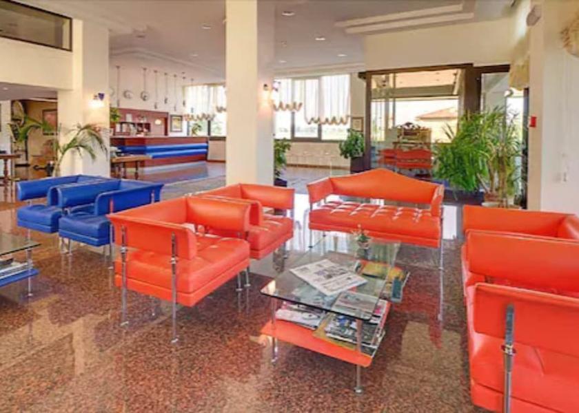 Marche Montecassiano Lobby