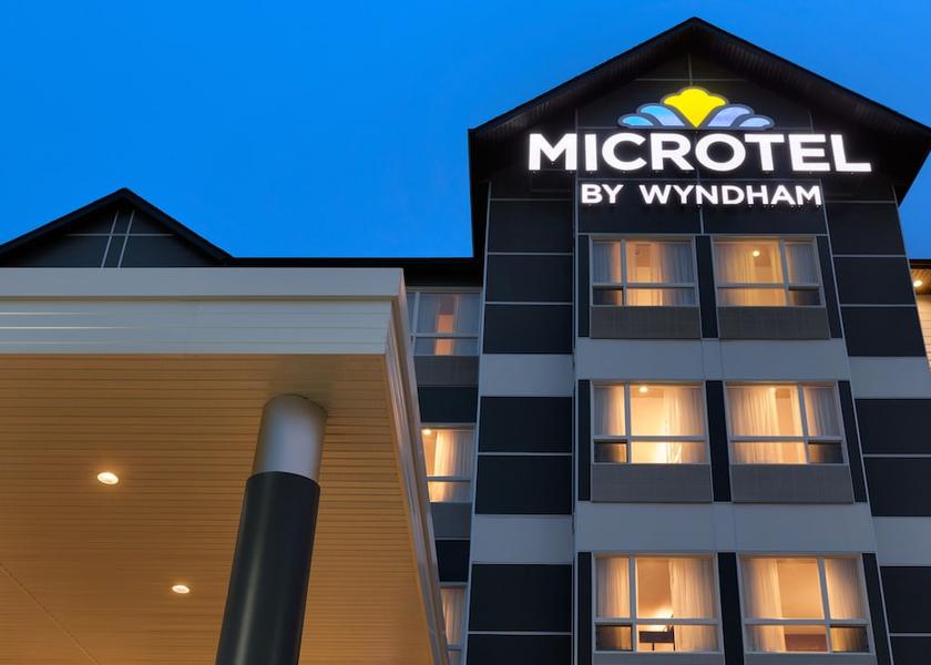 Saskatchewan Lloydminster Front of property - evening/night