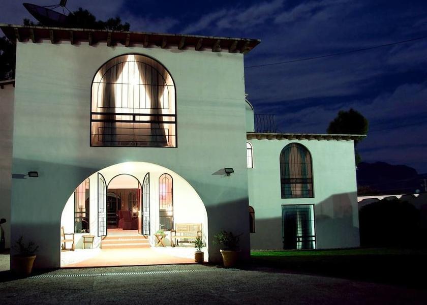 Morelos Tepoztlán Front of property - evening/night