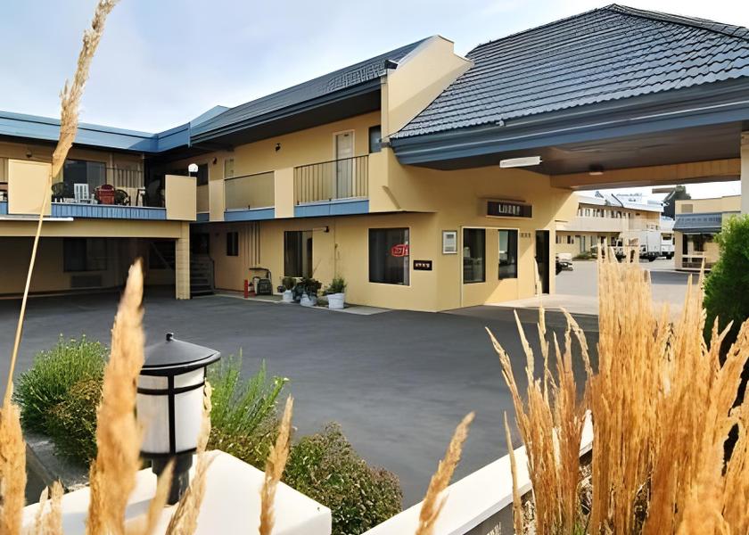 British Columbia Kelowna Hotel Exterior