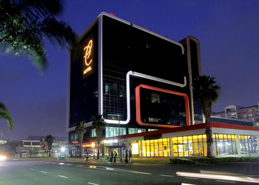 KwaZulu-Natal uMhlanga Front of property - evening/night