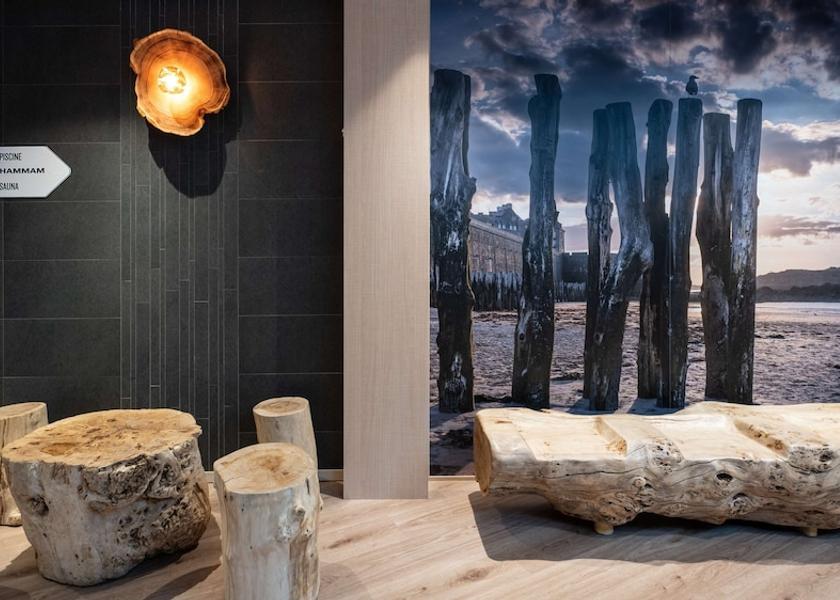 Brittany Saint-Malo Lobby