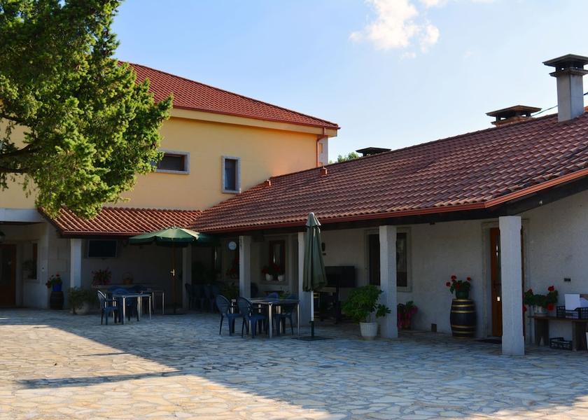 Galicia Monforte de Lemos Bar (on property)