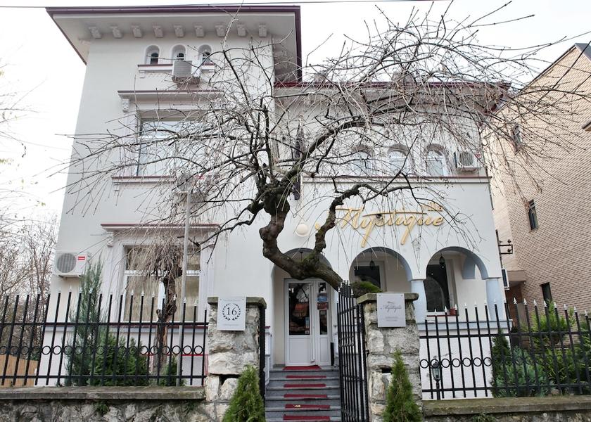 Montana Belgrade Entrance