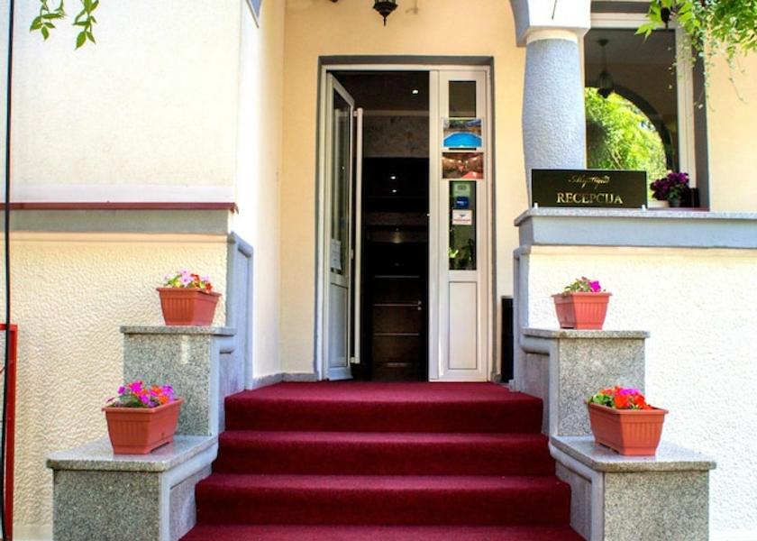 Montana Belgrade Entrance