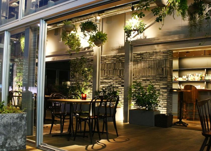 Tokyo Tokyo Bar (on property)