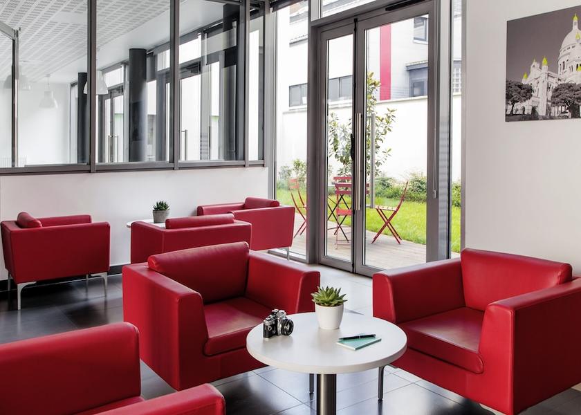Île-de-France Clichy Lobby sitting area