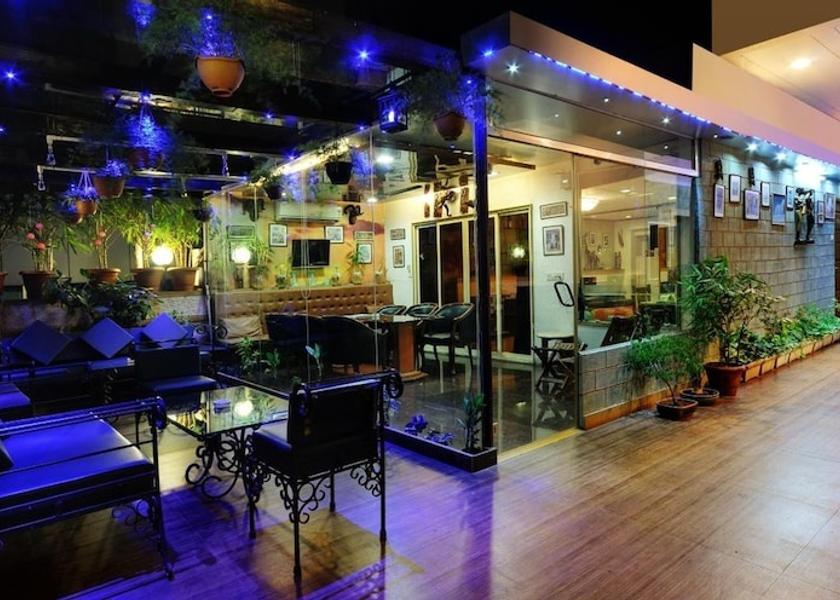 Maharashtra Mumbai Outdoor dining