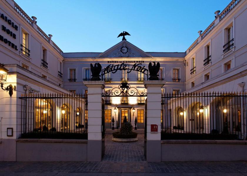 Ile-de-France Fontainebleau entrance