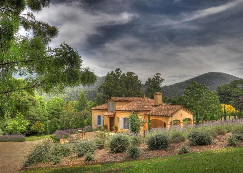 Victoria Warburton Property Grounds