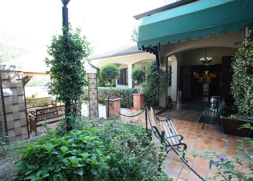 Lombardy Vimodrone Exterior Detail